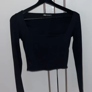 Zara tröja  - Svart topp från Zara i storlek S 