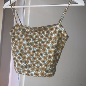 🌻linne🌻 - Ett linne från bikbok endast använd någon enstaka gång och mycket bra skick! säljer för att den inte passar mig🌻 Kan mötas upp i Stockholm på offentlig plats⭐️ nypris 99kr