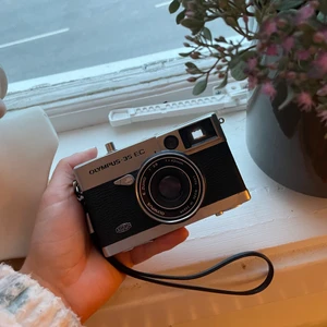 Olympus 35 EC, analog kamera - Liten smidig analog kamera i väldigt bra skick, ren och fin, allt funkar, nya batterier i den. Kan inte lämna garanti men jag har användt den och den fungerar. Hade gärna behållt den men jag har för många gamla kameror och jag måste göra mig av med några