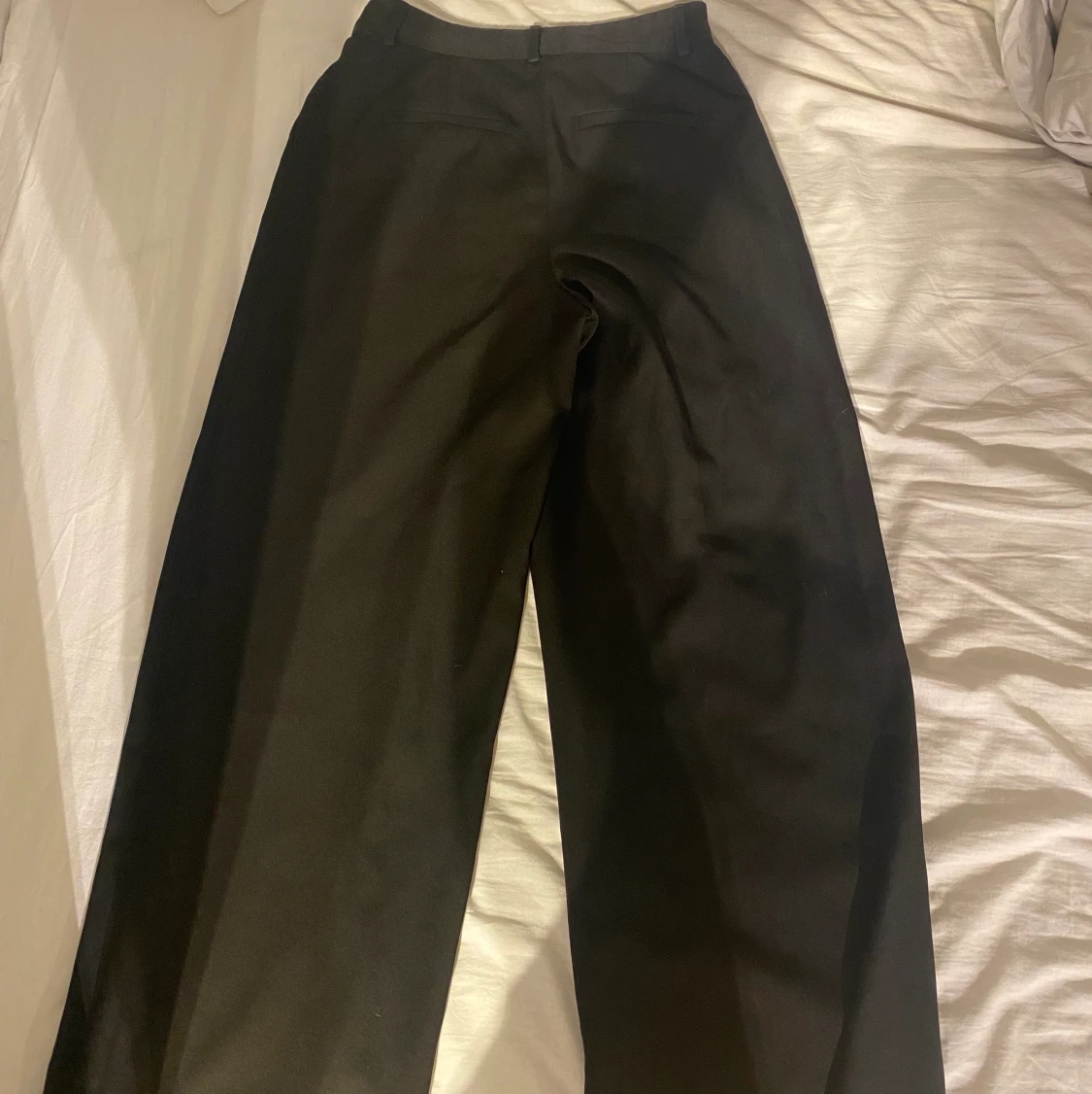 Svarta vida kostymbyxor  - 90