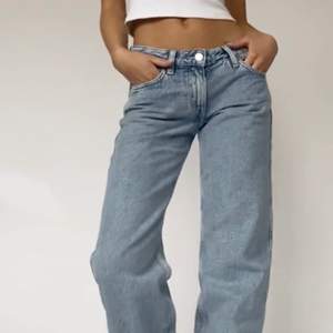 Säljer mina ljusblåa weekday low arrow jeans som passar perfekt på mig som är 170!! De är väldigt lågmidjade och finns ej att köpa längre på hemsidan!💞 Skriv för fler bilder💓💓