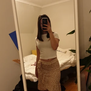 Kjol - Oanvänd kjol ifrån Gina tricot. Storlek xs/34