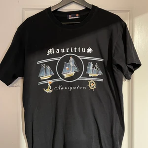 Svart t-shirt - Svart t-shirt med Mauritius tryck, köpt second hand och knappt använd  Frakt inkluderat!