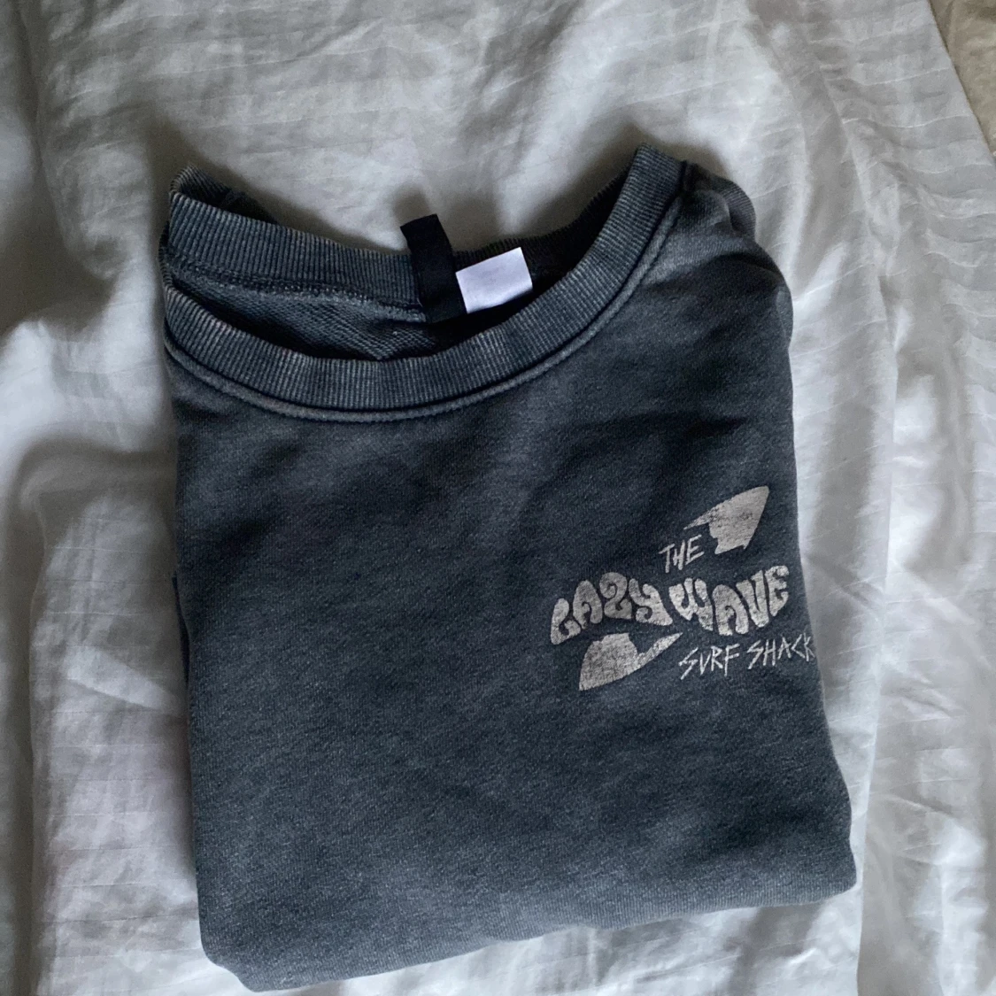 Mörk grå h&m t-shirt. Med tryck på baksidan storlek xs