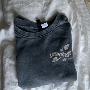 Mörk grå h&m t-shirt. Med tryck på baksidan storlek xs - Helt ny aldrig använd! Från H&M