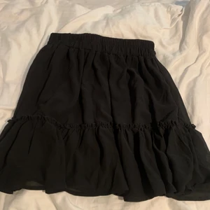 Svart kjol - Säljer pågrund av att jag Aldrig använt den för att den inte passar mig, stl xxs passar xs, fin och bra material