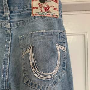 Baggy unisex True religion jeans i storlek S, skit balla som tyvärr inte kommer till användning längre. Sitter low waisted och väldigt baggy