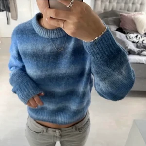 stickad tröja - Blå trendig stickad tröja från hm lånade bilder men skriv vid intresse så skickar jag egna. Så mysig nu till hösten och vintern 200+frakt