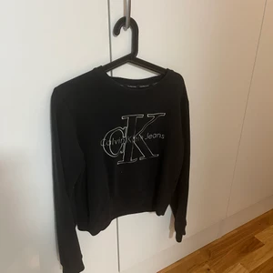 Calvin Klein tröja - Sparsamt använd. Köptes för 1200kr. 