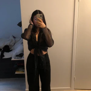 Svart skjort topp - Lätt genomskinlig svart topp från ASOS, knappt använd☀️ jättefin till fest över en annan top eller fin bralette, går att knyta