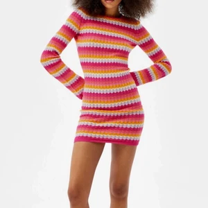 Klänning - Säljer denna klänningen från Bershka. Den är aldrig använd och med prislapp kvar! Frakt tillkommer på 66 kr