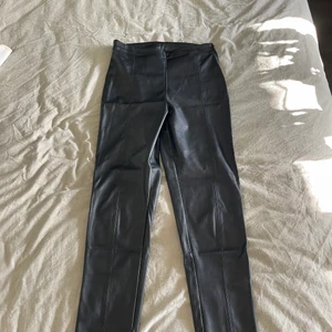 Skinnbyxor - Svarta skinnbyxor från ginatricot. Köpte dom för längesedan men inte använt dom så mycket.  Kontakta för mer bilder 