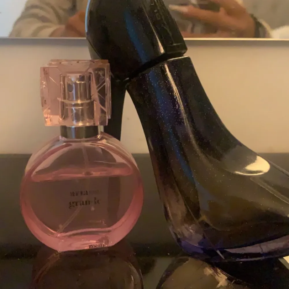Säljer Ariana Grande parfym och en annan parfym som luktar som Karolina Herreras perfym good girl, Jag har använt Ariana Grande några gånger och den e inte riktigt helt fylld men de är mycket kvar och den I den rosa är det 50 ml och i den andra är det 100. Övrigt.
