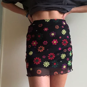 Blommig Minikjol | Shein  - En svart minikjol med blommor i olika färger. Mesh. Storlek XS men passar även S.