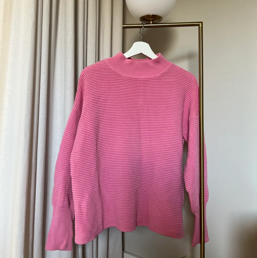 Stickad tröja från Cubus rosa. Storlek m, passar även xs/s som lite oversize (jag är xs). Inga anmärkningar. 80 +frakt 60kr🌸. Stickat.