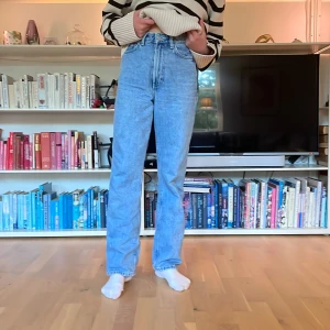 Weekday jeans rowe - Mellanblå raka jeans med hög midja från Weekday i modellen Rowe. De är snyggt slitna i kanterna i midjan och nertill. Storlek 24/30, nypris 500 kr🤩💕