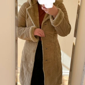 Shearlingjacka från Saki - En ljusbrun shearlingjacka från Saki i mocka. Ej äkta päls men äkta mocka. Vintage! Säljes pga för liten🥺 Skicka ett meddelande för mer bilder eller info!🌷