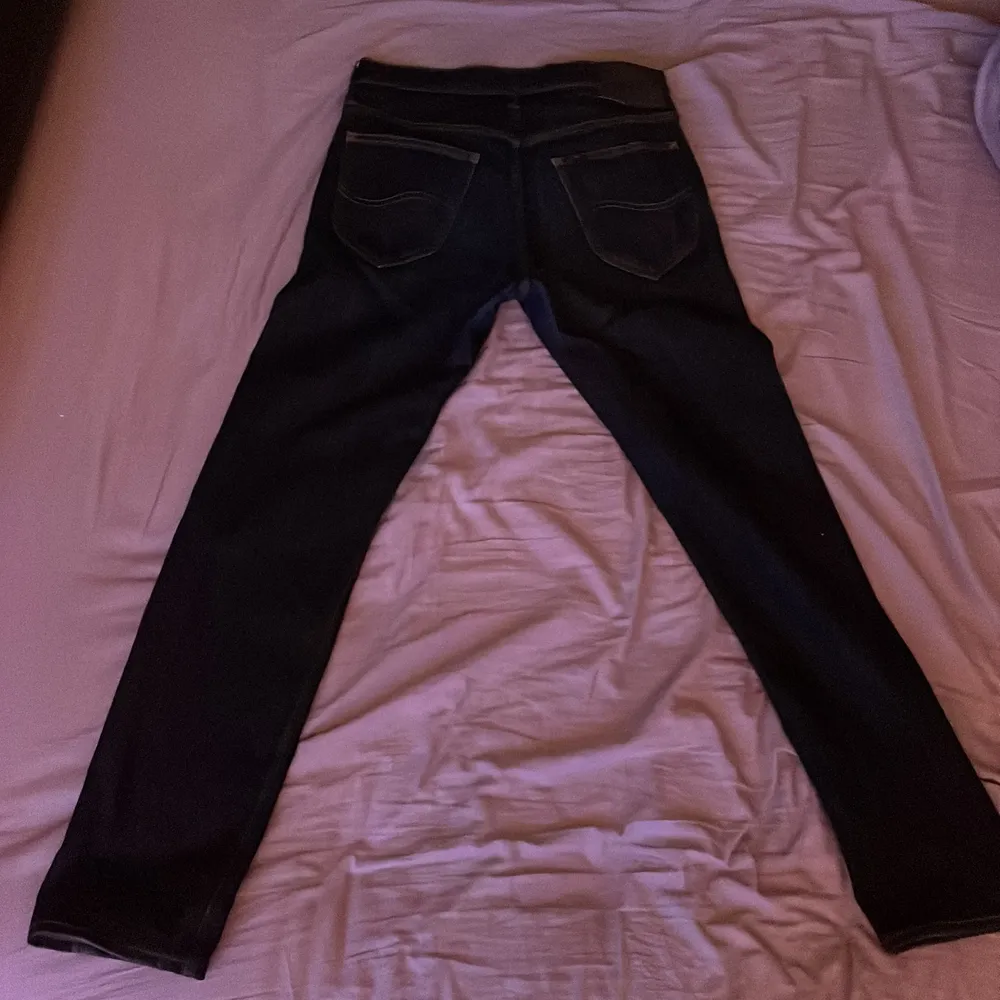 Säljer lee jeans i w29 L32 använder dom aldrig mer . Jeans & Byxor.