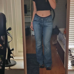 Crocker bootcut jeans - Säljer ett par ascoola lågmidjade bootcut jeans från crocker originals! Jeansens wash är verkligen supersnygg!! :) Jag är 167cm för referens.  Ifall ni har frågor så skriv bara 💞