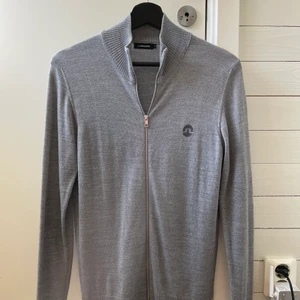 J.lindeberg kofta - Hej, Jag säljer nu min j.lindeberg zip kofta då den är för liten, den är sparsamt använd och storleken är Small!  Pris: 299kr  Köparen står för frakt