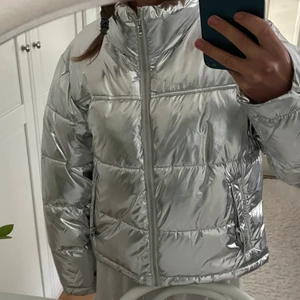 Silverjacka från Gina - Säljer denna ascoola silverjacka från Ginatricot. Storlek L men passar mig som vanligtvis är en S.💕💕 Perfekt nu till hösten och vintern. Använd fåtal gånger så den är som ny. 