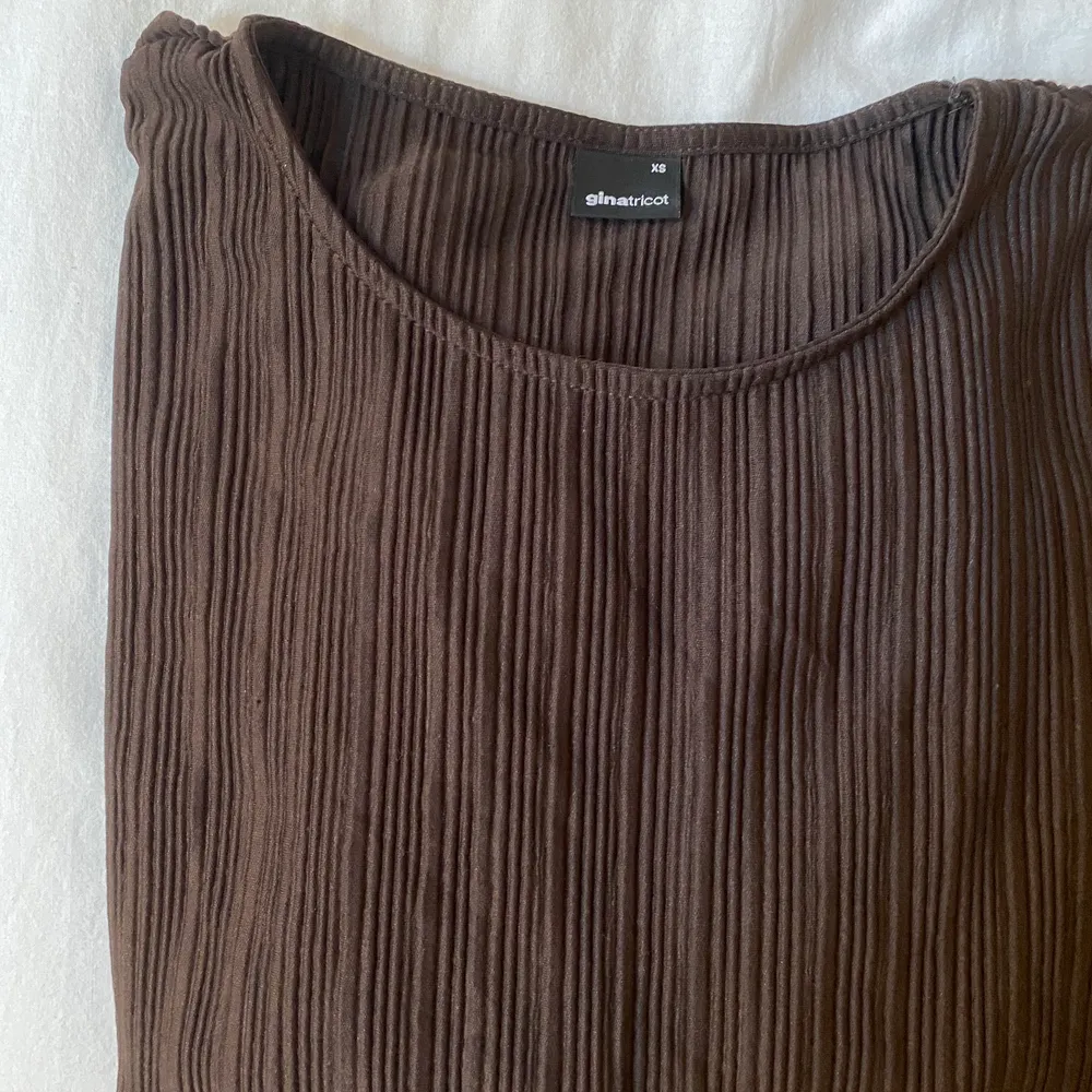 Säljer en snygg brun tröja med en typ av ballongärm med knyt. Inköpt från Gina Tricot hösten 2021. Använd ett fåtal gånger och i mycket fint skick!. Toppar.