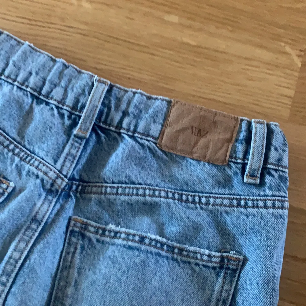 Midwaist jeans ifrån Zara. I barn storlek 152 men passar även mig som använder xs/32 på vuxen. Köparen står för frakt. Jeans & Byxor.