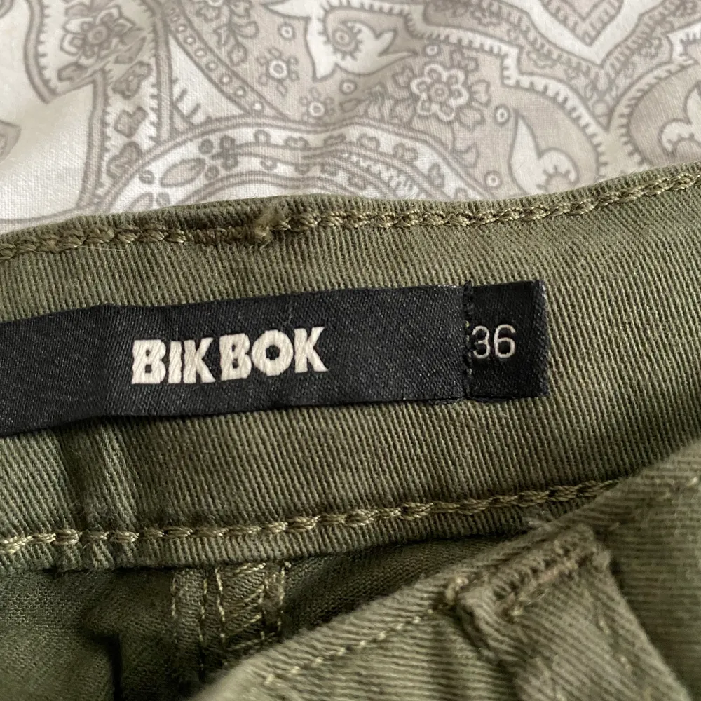 Helt nya cargo byxor för endast 150 kr. . Jeans & Byxor.