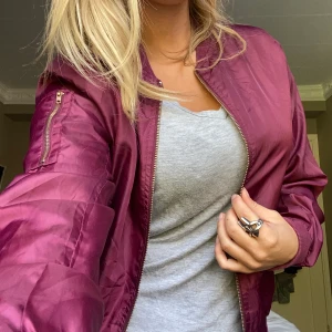 Vinröd bomberjacka  - Skit cool vinröd bomberjacka. Perfekt till jeans för att livs upp en outfit nu till hösten!