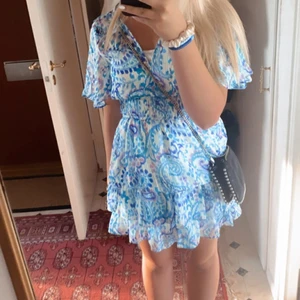 Zara klänning  - Skitgullig zaraklänning som köptes nyligen. Men den var för stor så säljer för att köpa en annan. Mer bilder å detaljer privat 💞💞