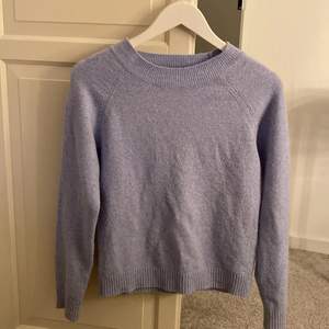 GRATIS FRAKT!💗Fin ljusblå tröja som är skickad, den sticks inte utan är bara mjuk och len💓