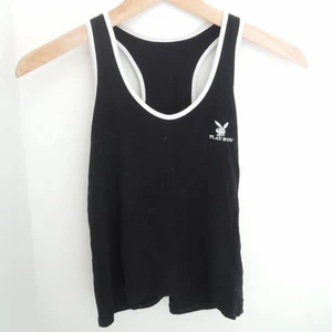 Playboy Linne - Snyggt slimmat och urringat linne från playboy, i storlek XS. Väldigt fint begagnat skick och otroligt mjukt. Frakt tillkommer 💜