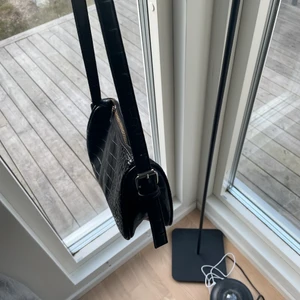 Väska - Svart axelväska från nelly! Väldigt fint skick och stilren väska💛 