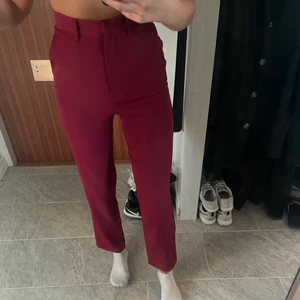 Röda kostymbyxor - Röda kostymbyxor från NAKD, säljs för 150kr i storlek S