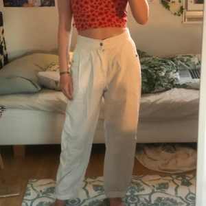 Vita byxor  - Ett par luftiga vita byxor perfekta nu till sommaren! Är i bra skick.  Skicka om du vill ha bättre bilder privat 😊👍🏼