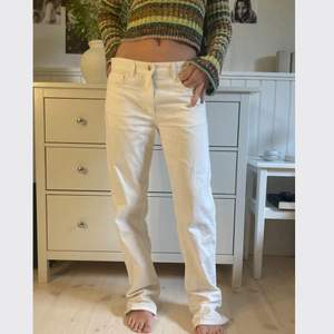 Ett par lågmidjade vita jeans i som är perfekta till sommaren👏jag är 173 cm och de sitter bra på mig👍obs du står för frakten