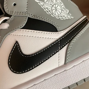 Air Jordan 1 mid  - Helt nya air Jordan 1 mid med box och ett par nya strumpor från Nike tillkommer. Jag köpte skorna med de var för stora och vill sälja vidare de. 