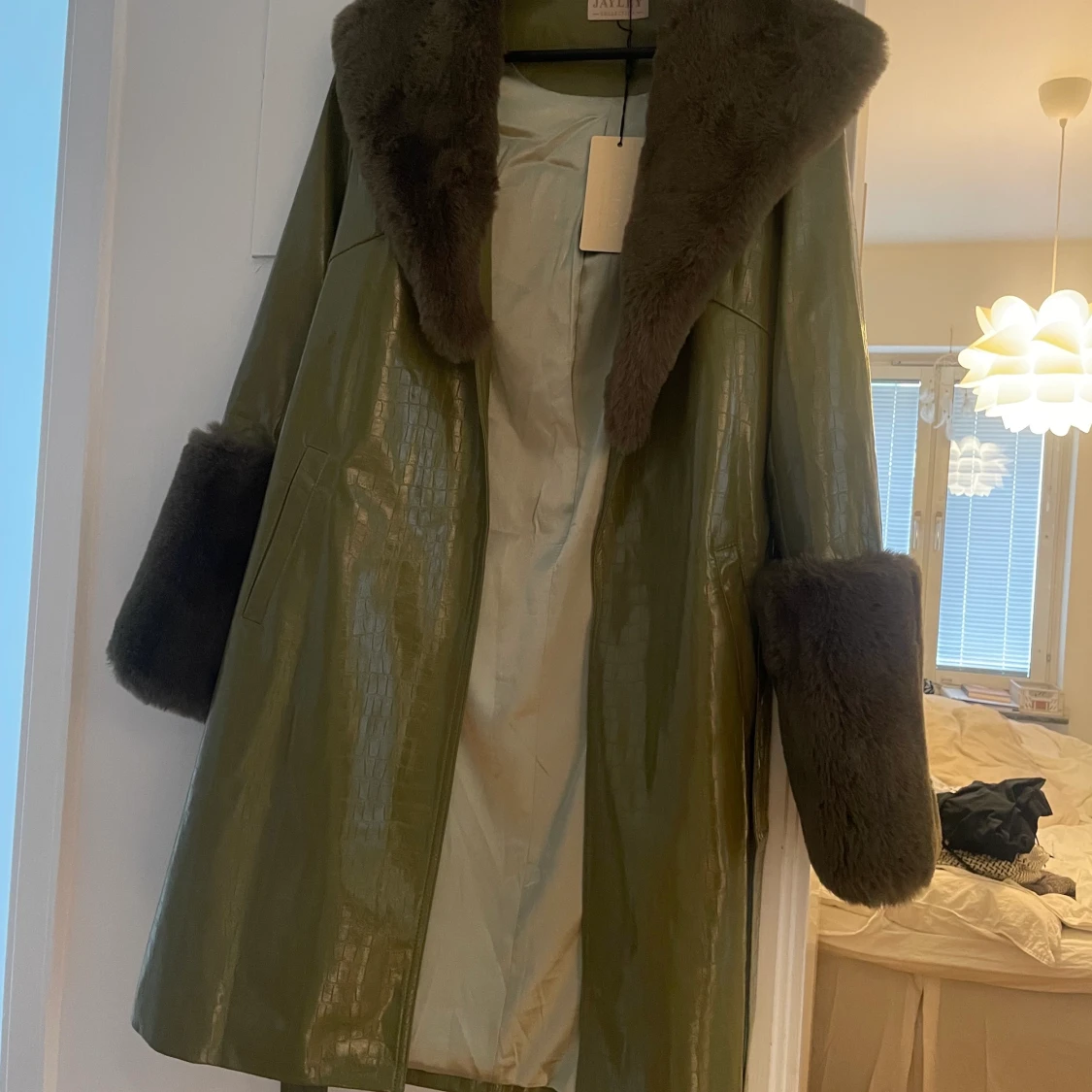 Jayley-kappa med pälsdetaljer 