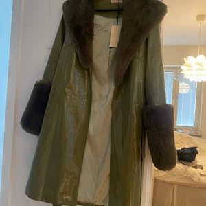 Jayley-kappa med pälsdetaljer  - Aldrig använd Jayley-kappa. Otroligt snygg, men inte min stil. Slutsåld på hemsidan. Storleken är ”One size” men jag är en 36:a och den sitter bra på mig. Nypris 1500kr, säljer den för 1200kr. Köparen betalar frakten. 