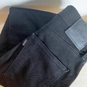 Svarta jeans från Levis, modell mile high super skinny. Använda vid ett tillfälle och därmed inget att anmärka. Strl 26.  73% cotton, 13% lyocell, 9% polyester, 5% elastane. Köpare står för frakt! 