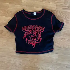 T-shirt ifrån hm jättefin storlek s/xs har använt 2 gånger. Kostade typ 100kr när jag köpte den men säljer den för 40kr 