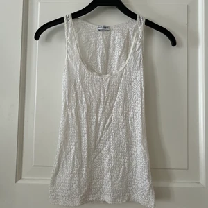 🤍Vitt linne från Dolce & Gabbana🤍 - Vitt linne från Dolce & Gabbana. Står ”underwear” men har använt det som vanligt linne, det funkar som båda. Lite genomskinligt. Stretchigt. Dolce & Gabbana mönster över hela linnet. Använt en gång. Köpt på Humana. Står ingen storlek men passar XS-M. 