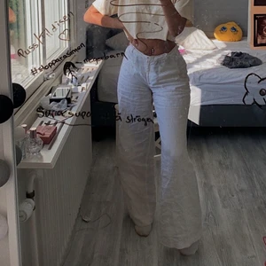 Linnebyxor - Säljer dessa lågmidjade linnebyxor🤍 Använda men inga defekter. Min storlek står i min profil.