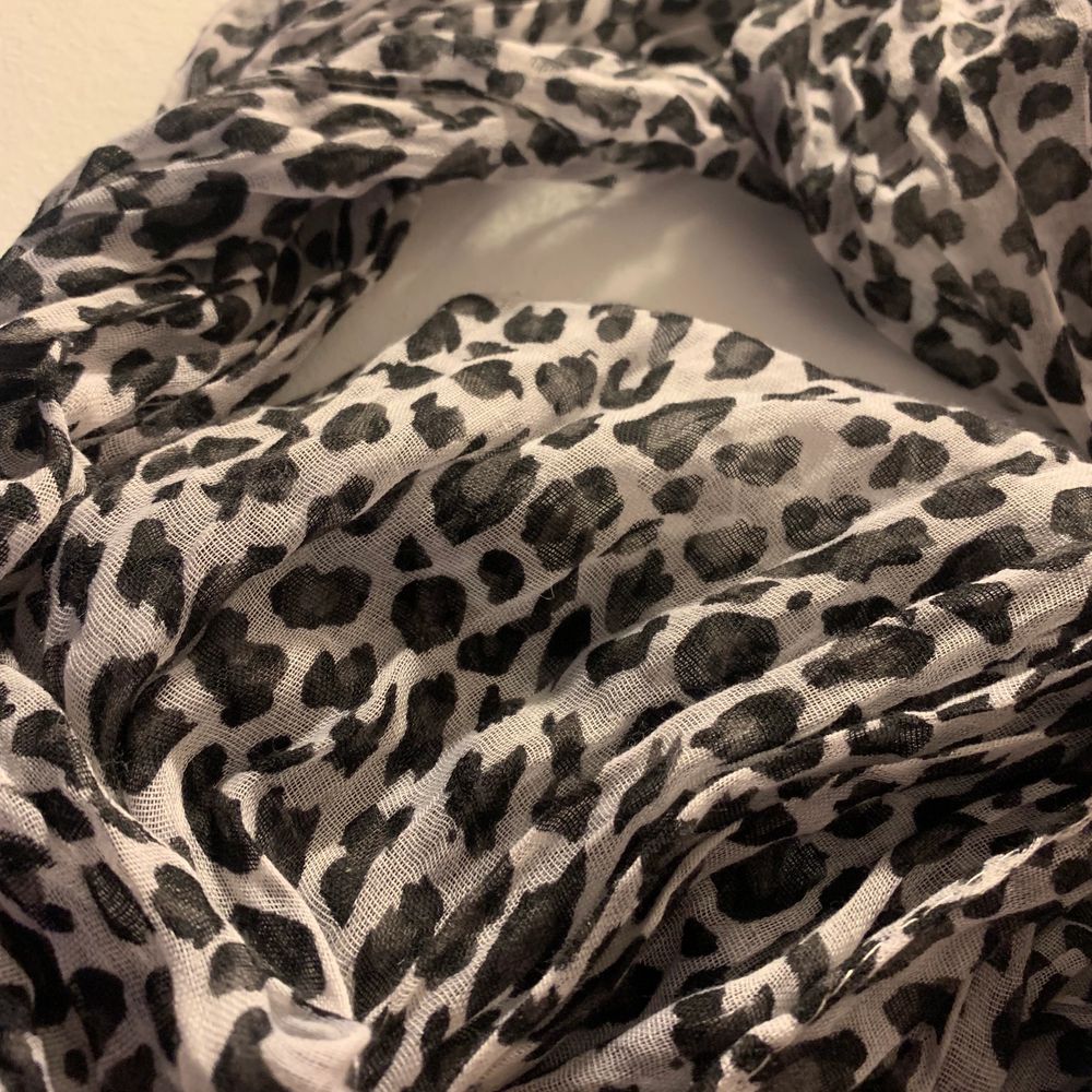 svart vit grå leopard scarf. Accessoarer.