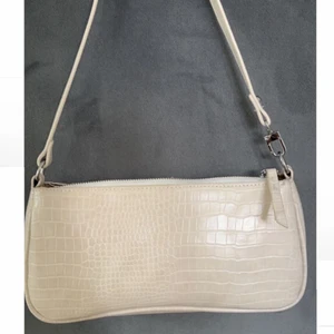 Vit väska  - Vit baguett väska som aldrig är använd