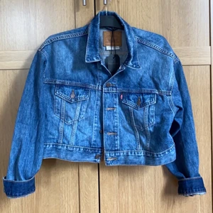 Levi’s jeansjacka - Sprillans ny Levi’s jeansjacka, aldrig använd med prislappen kvar. Nypris 1099:-