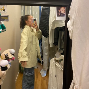 Creme vit jacka - Creme vit jacka från collusion, storlek 34. Använd 2-3ggr så i bra skick😇