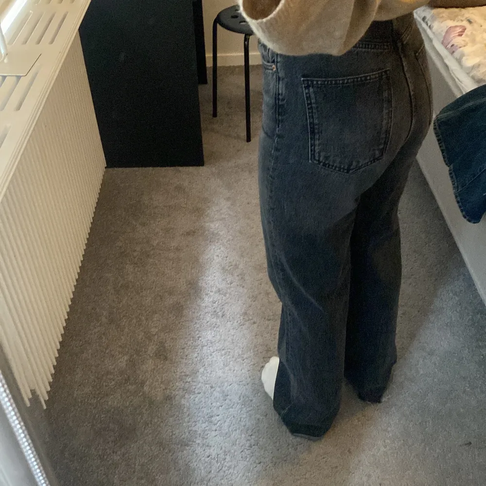 Säljer dessa zara jeans som brukade vara rätt populära. Dem är för långa för mig och skulle säga att de passar någon som är längre än 160cm!. Jeans & Byxor.