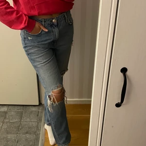 Jeans - Ett par snygga lågmidjade baggy jeans med hål. Från H&M. Strl 42 men sitter som 38.  💙