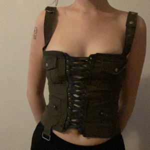 Mörkgrön cargo corset - Så fin mörkgrön cargo corset från Jaded London, köpt här på plick men tyvärr för liten för mig. Inte stretchigt material men man kan anpassa snörningen framtill o även banden